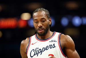 船记：伦纳德的脚踝最近一直不太舒服 球队想让他多休息一段时间