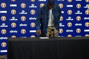 太搞小哈达威采访坐下后，才发现一个记者都没有~