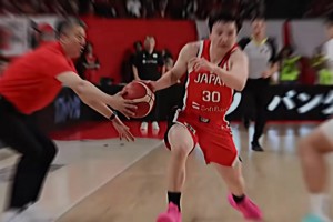 算6打8吧！郭士强昨晚在场外“协防”，貌似真的完成“抢断”